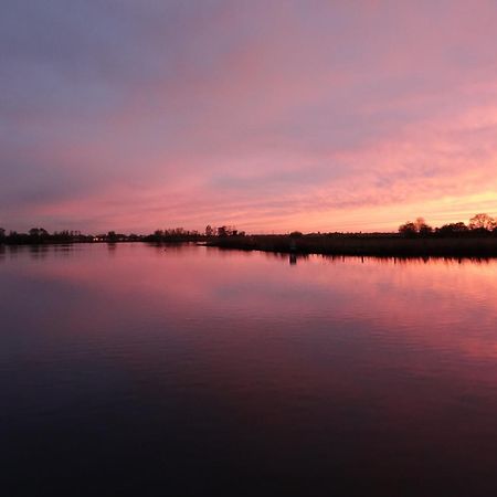 Mooi Vakantiehuis Prachtig Gelegen Aan Het Water Rijpwetering Exterior foto