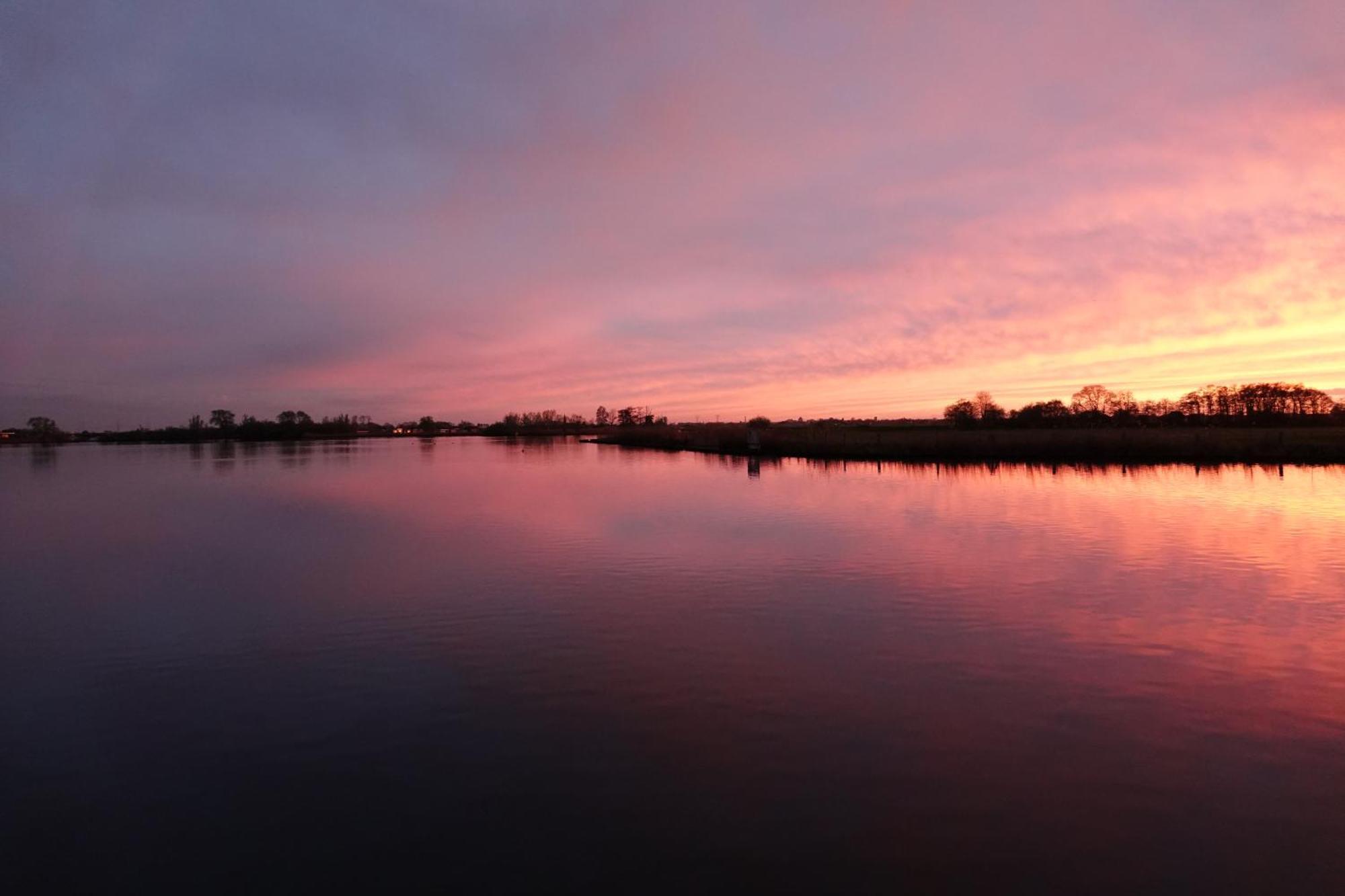 Mooi Vakantiehuis Prachtig Gelegen Aan Het Water Rijpwetering Exterior foto